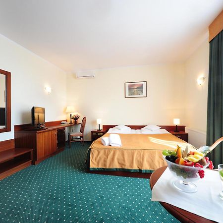 Hotel T&T Poznań Esterno foto