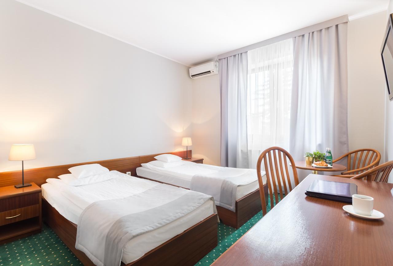 Hotel T&T Poznań Esterno foto