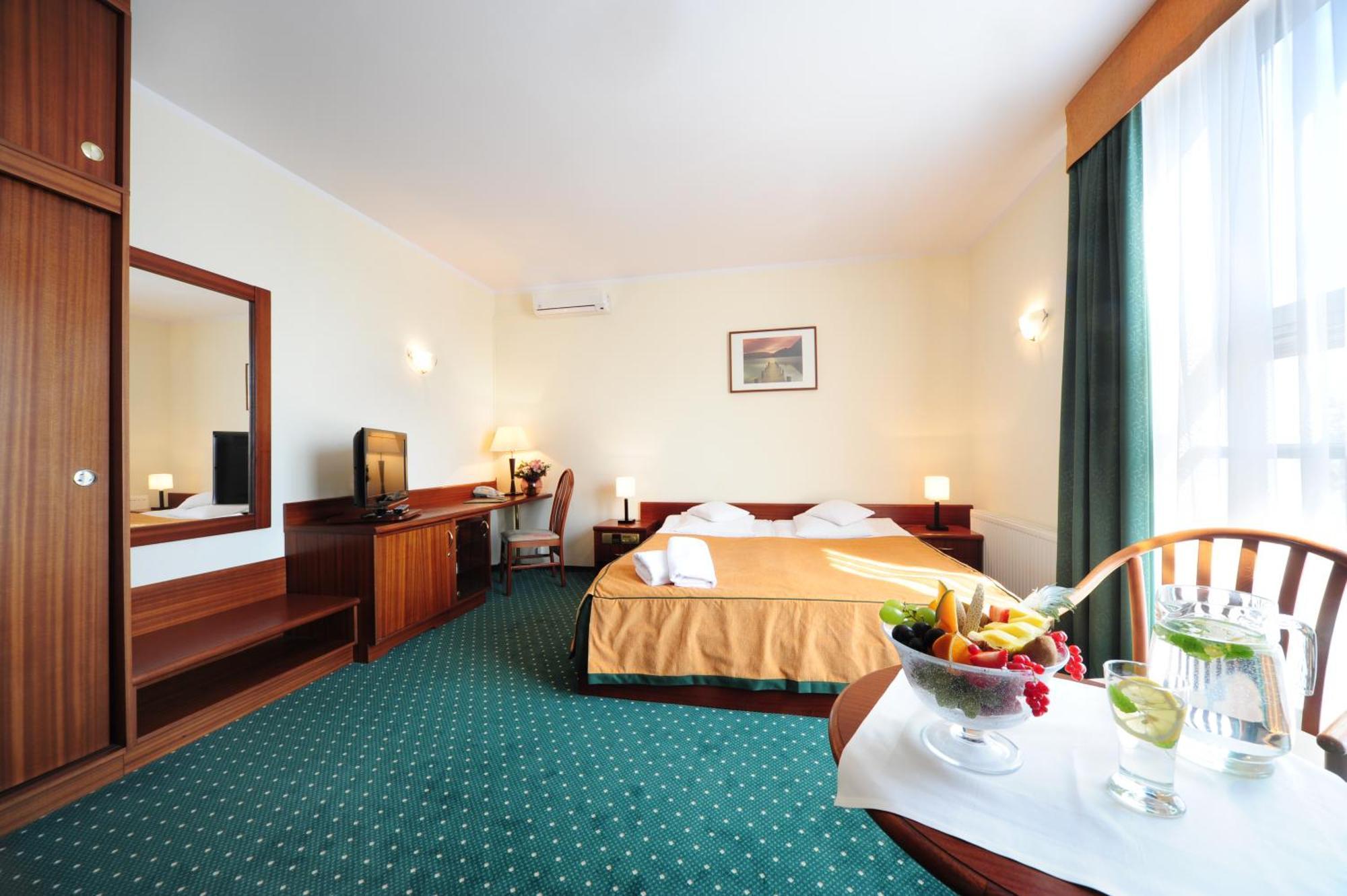 Hotel T&T Poznań Esterno foto