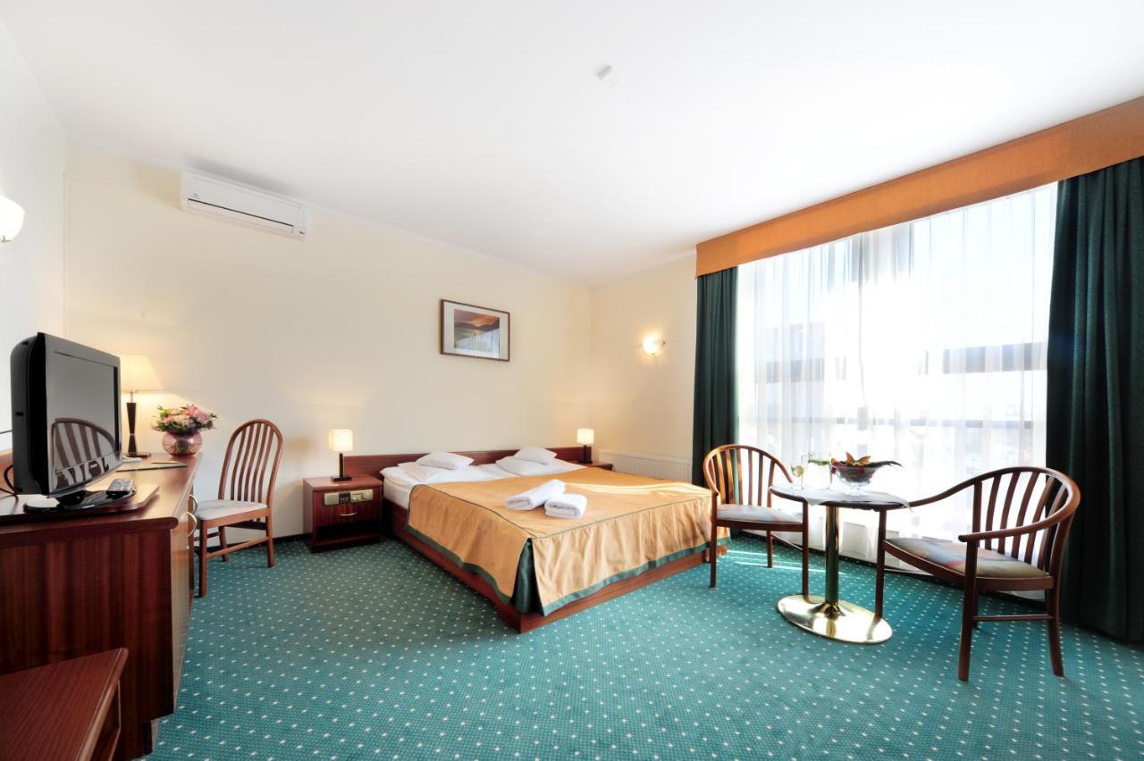 Hotel T&T Poznań Esterno foto